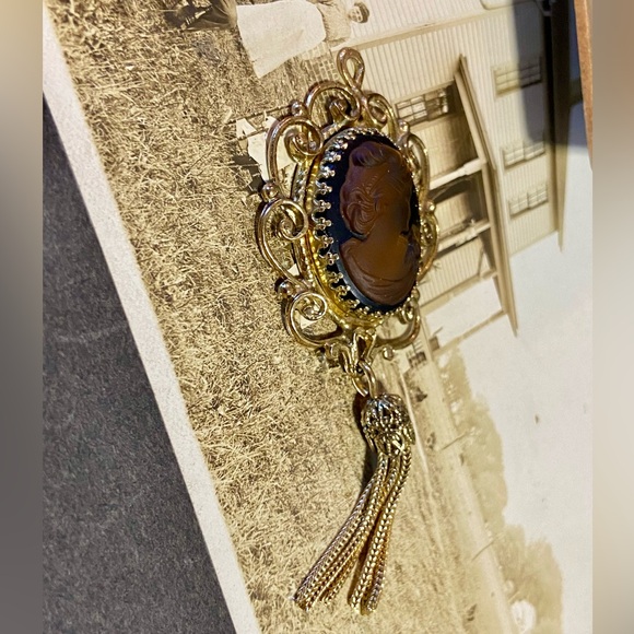 SOLD-Vintage WHITING & DAVIS Iridescent Golden Amber Glass Cameo Tassel Pendant - Picture 7 of 11